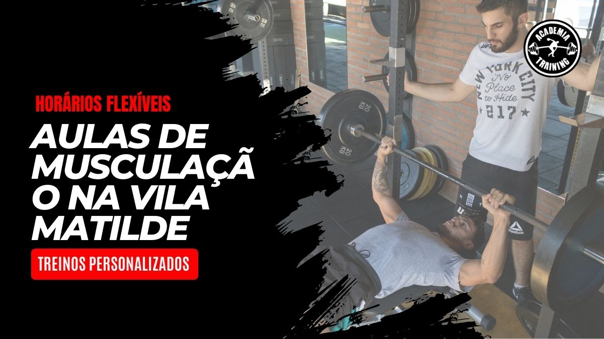 Academia na Vila Matilde com equipamentos de musculação e instrutores auxiliando os alunos